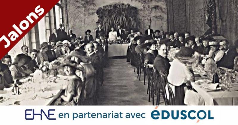 Des participants à une association fete dégustent un repas partagé, illustrant la convivialité et la gastronomie française
